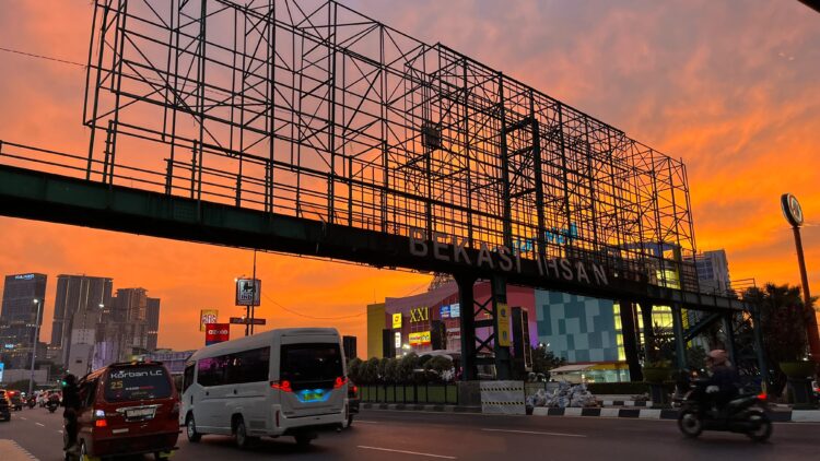 Pemkot Tutup Akses JPO Depan Metropolitan, Warga Kesulitan