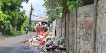 Tumpukan Sampah Cemari Pinggir Jalan Kaliabang Ceger, Warga Resah Bau Menyengat