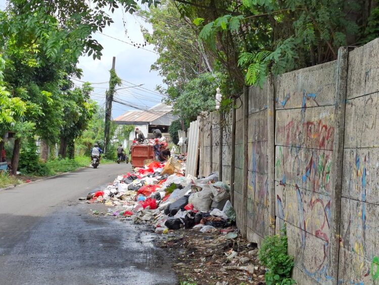 Tumpukan Sampah Cemari Pinggir Jalan Kaliabang Ceger, Warga Resah Bau Menyengat