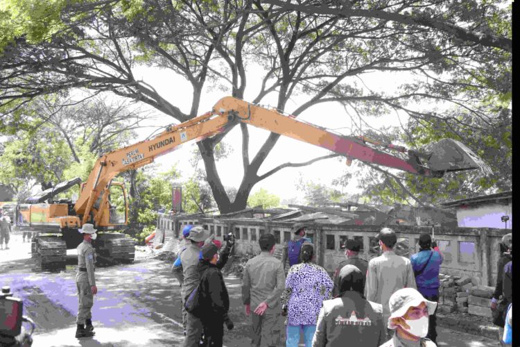 Pemkab Bekasi Turunkan Alat Berat, 176 Bangunan Bantaran Kalimalang Rata